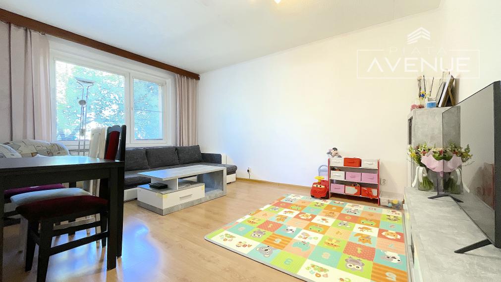 Na predaj priestranný 3- izbový byt , Žilina - Vlčince (74 m2) s preskleným balkónom