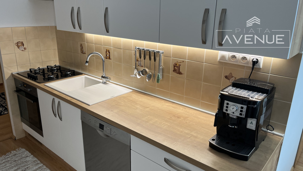 VÝHRADNE IBA U NÁS!!! Zrekonštruovaný , zariadený byt 4+1 , Bytča (105m2) s loggiou