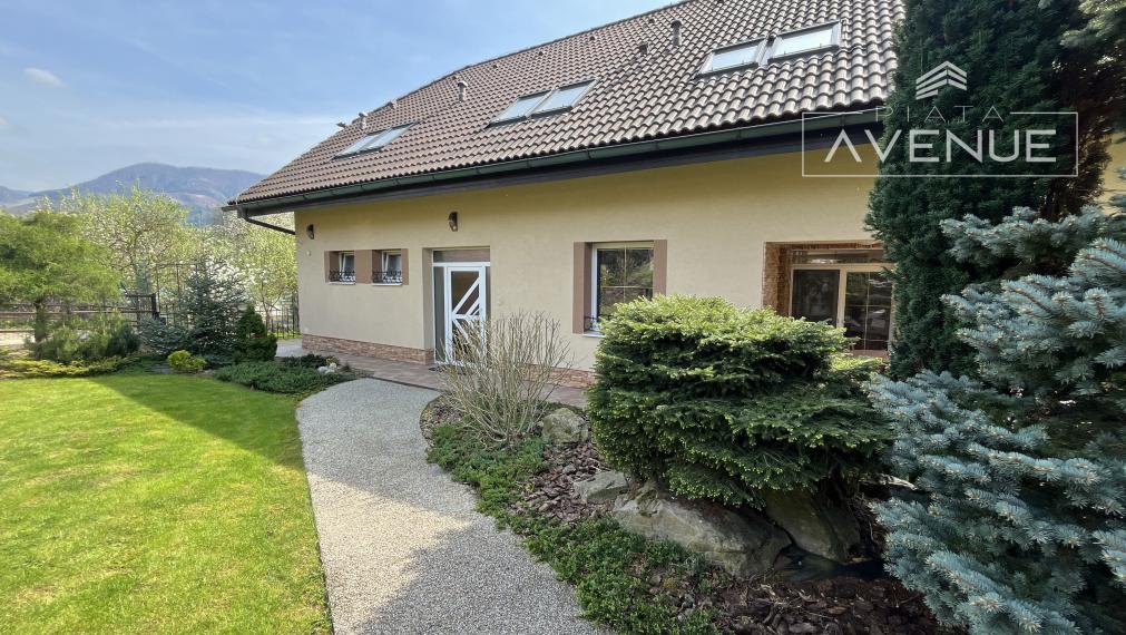 Tehlový dvojpodlažný rodinný dom 6+1 , Rajecké Teplice - Poluvsie (2041m2) s bazénom