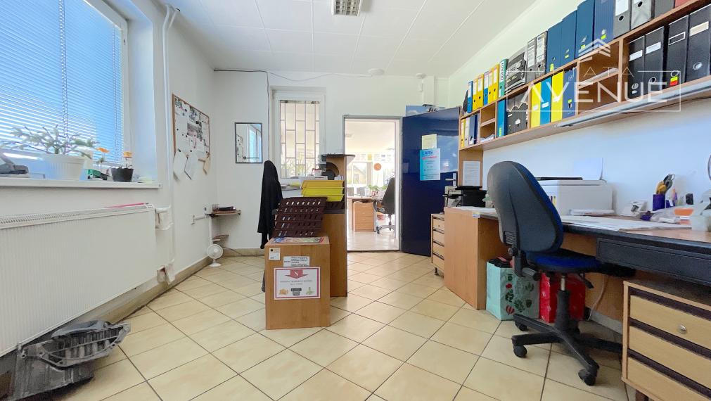 NA PREDAJ/ AUTOSERVIS + 3 IZBOVÝ BYT/ LIPOVEC