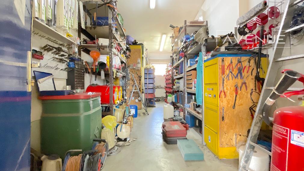 NA PREDAJ/ AUTOSERVIS + 3 IZBOVÝ BYT/ LIPOVEC