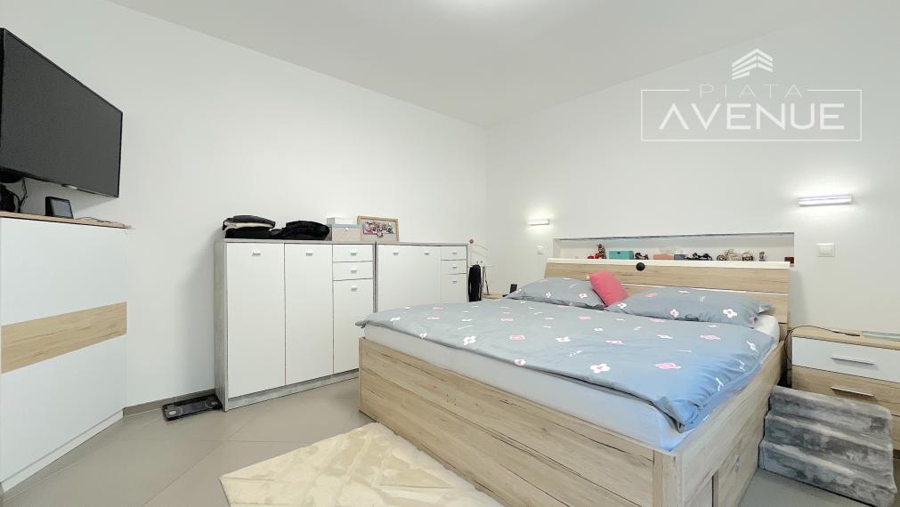 NA PREDAJ/ AUTOSERVIS + 3 IZBOVÝ BYT/ LIPOVEC