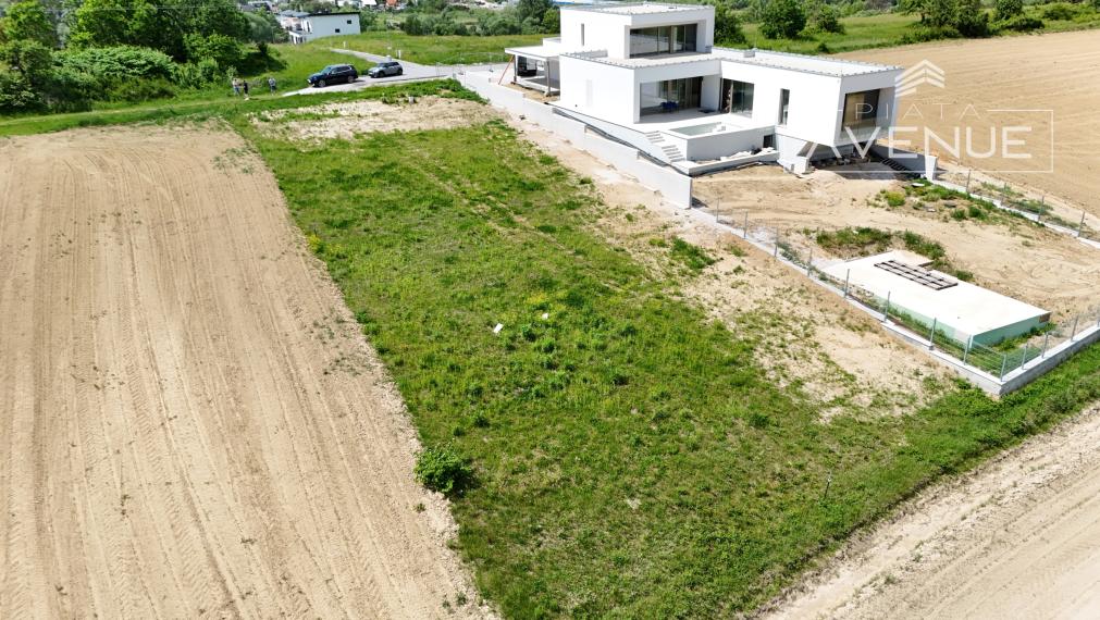 LUKRATÍVNY STAVEBNÝ POZEMOK ŽILINA - ROSINA /stavebné povolenie + projekt/ 1554m2