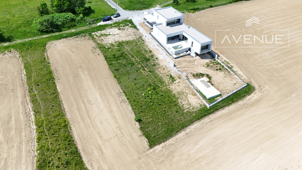 LUKRATÍVNY STAVEBNÝ POZEMOK ŽILINA - ROSINA /stavebné povolenie + projekt/ 1554m2
