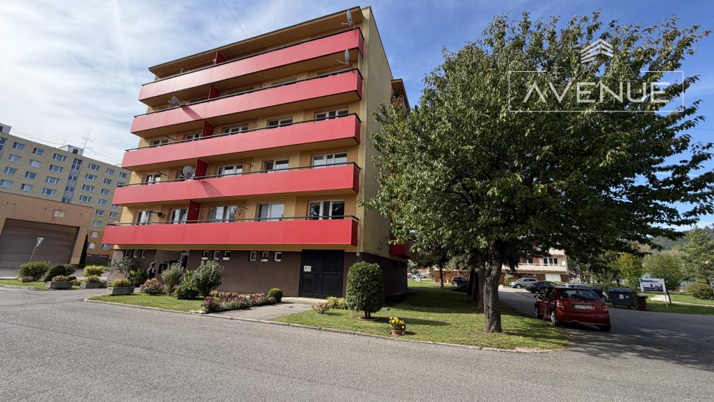 Zariadená garzónka s loggiou a výťahom v Rajci – stačí sa nasťahovať!
