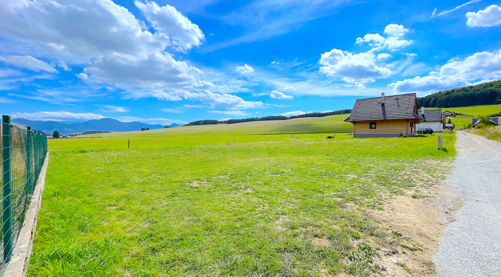 NA PREDAJ/ POZEMOK / VALČA