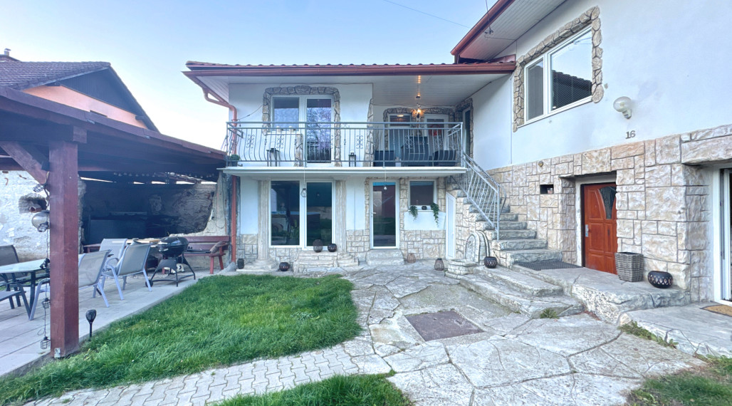 Piata Avenue | Rodinný dom s pozemkom (942 m2) - Paština Závada