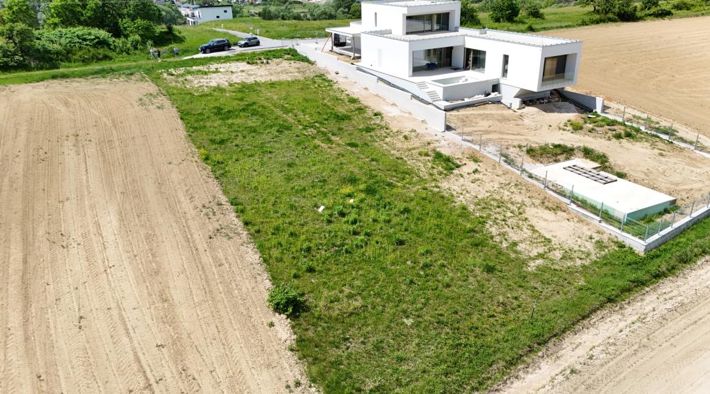 LUKRATÍVNY STAVEBNÝ POZEMOK ŽILINA - ROSINA /stavebné povolenie + projekt/ 1554m2