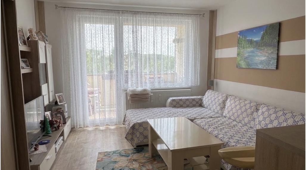 Zariadená garzónka s loggiou a výťahom v Rajci – stačí sa nasťahovať!