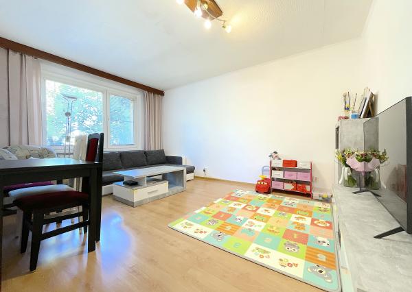 Na predaj priestranný 3- izbový byt , Žilina - Vlčince (74 m2) s preskleným balkónom