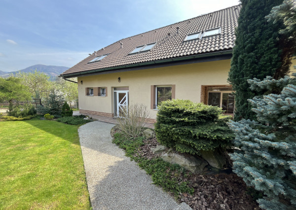Tehlový dvojpodlažný rodinný dom 6+1 , Rajecké Teplice - Poluvsie (2041m2) s bazénom