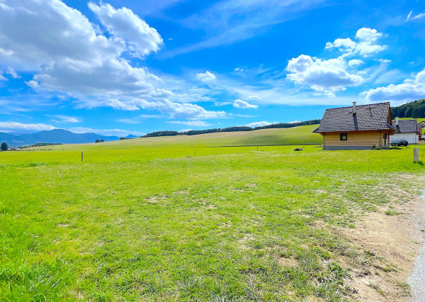 NA PREDAJ/ POZEMOK / VALČA